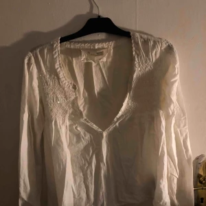  - Snygg blus från Odd Molly. Storlek S, dock väldigt djup urringning men det är lika snyggt att ha ett vitt linne under. En person med M skulle också kunna ha den, fraktar men köparen står för frakten 💞