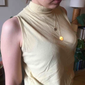  - ribbat linne med polokrage i ljusgul färg. lite nopprig men fin modell