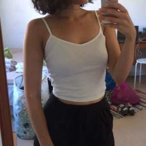  - Så fin top ( crop, magtröja) från bershka i ribbat tyg och smala band. Fint skick! 