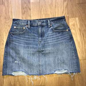 Jätte fin jeans kjol från Levi's i bra skick, säljes pågrund att den är för stor för mig 