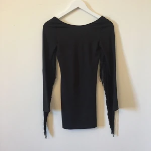  - Supertight klänning från HM. Fransar och öppen rygg. Fraktfritt❣️