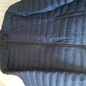  - Tommy Hilfiger jacka i nyskick. Kvitto finns tyvärr ej då det var en gåva. Storlek L men som en M