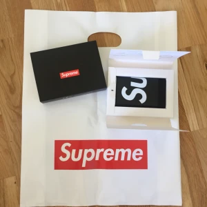  - Supreme Mophie 10K powerbank, köpt SS18. Priset är samma som retail. Har bara öppnat förpackningen för att ta bilden, alltså helt oanvänd.