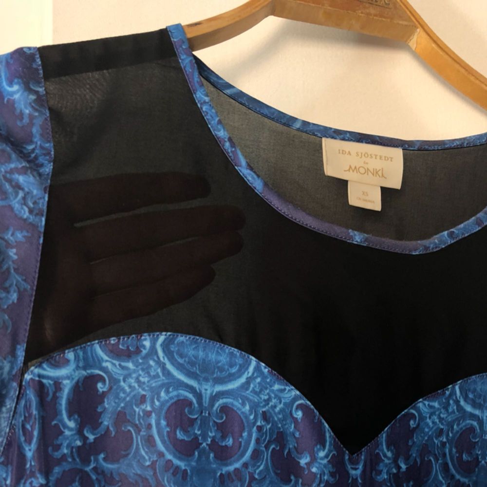 Jättefin sidenklänning med transparent tyg upptill och fickor i sidan. Ida Sjöstedt design för Monki. Använd fåtal gånger, i helt skick. . Klänningar.