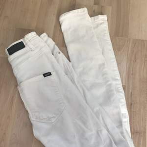 Vita väldigt stretchiga jeans i stl XS. Finns en liten fläck på baksidan (som inte syns när de sitter på) 