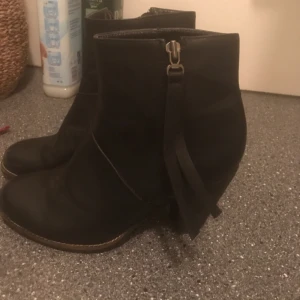  - Skor från Nelly Stl 37 i fint skick ! Använda ett fåtal ggr . Kan fraktas mot fraktavgift på 39kr