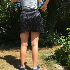  - Superfin sammetskjol som jag aldrig orkar sy in. Underkjolen (se sista bilden) får den att falla väldigt snyggt. 