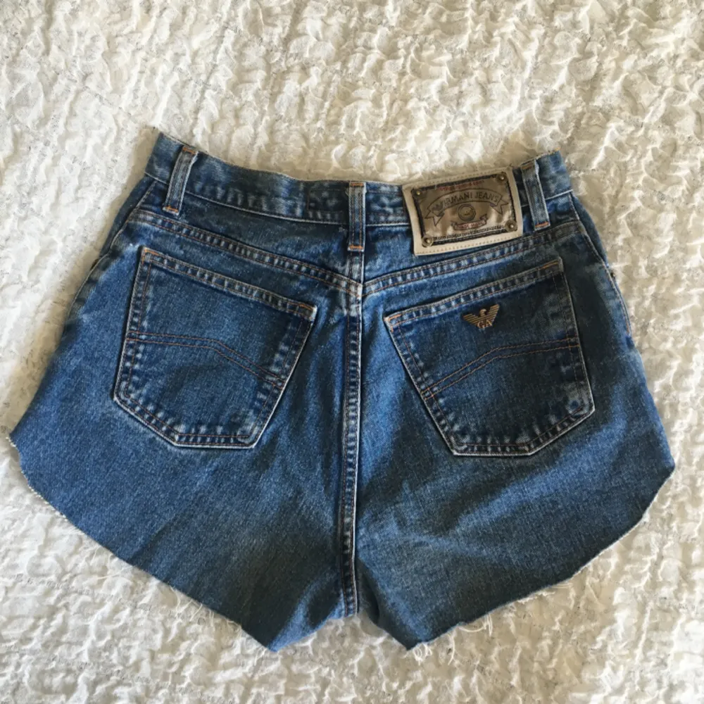 Ett par vintage Armani shorts. Hög midja. Står ingen storlek listad men passar storlek S. Perfekta nu i sommarvädret + fri frakt! ☀️. Shorts.
