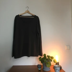  - Lös passform. Färg:mörkgrå