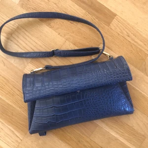  - Fiiiiin väska i mörkblå skinn- imitation. Köpt utomlands!✨