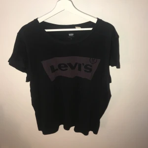  - Levi’s t-shirt med vinrött tryck i fint skick! Kan posta men då står köparen för frakten!
