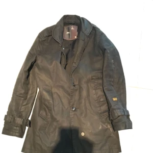  - Jacka från G-Star. Av äldre modell, men i gott skick. Har många fickor och detaljer. Priset kan diskuteras! Jag möts gärna upp någonstans i Stockholm.