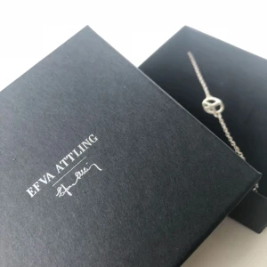  - Jättefint Efva Attling armband!  Fick det i present men har aldrig använt det och kan inte lämna tillbaka det pga inget kvitto. Det är ett armband i sterlingsilver med fredssymbol, vilket symboliserar fred och ”i have a dream” Pris kan diskuteras.