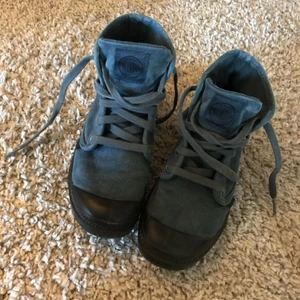  - Skor från palladium , storlek 39 , mörkblå färg 