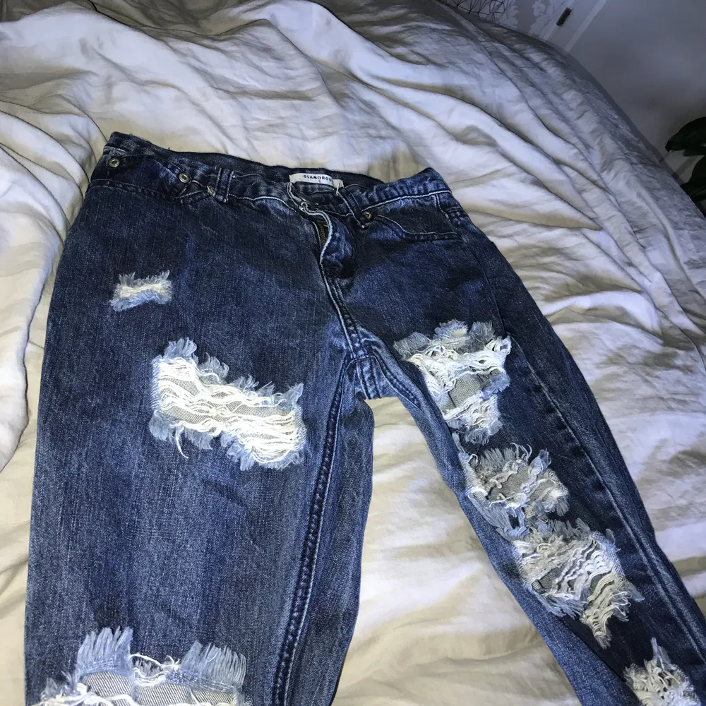 ett par mörkblåa, slitna jeans som helt enkelt inte är min stil längre. Passar mer som en M men funkar perfekt för personer med storlek S om man använder ett skärp till. Som nyskick. Jeans & Byxor.