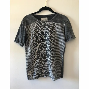  - Grå tisha med joy division-tryck. Jättesnygg men jag använder den för sällan. Köpt på Urban Outfitters!
