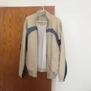  - Skitsnygg Nike-jacka! Köpt för mkt mer minns inte riktigt hur mycket. Inte sliten. Herrstorlek M! Ganska liten i storleken dock. ❤️
