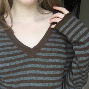  - Långärmad randig tröja från Marc O’Polo, ull. Mysig och o bra skick, fin V-ringning. (Frakt tillkommer)