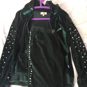  - Superfint mjukisset från Madlady 😍 med dekorativa pärlor på. Passar strl S-M. Superskick! 