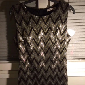  - Party dress Grey and black sequin. Sparkly 💕