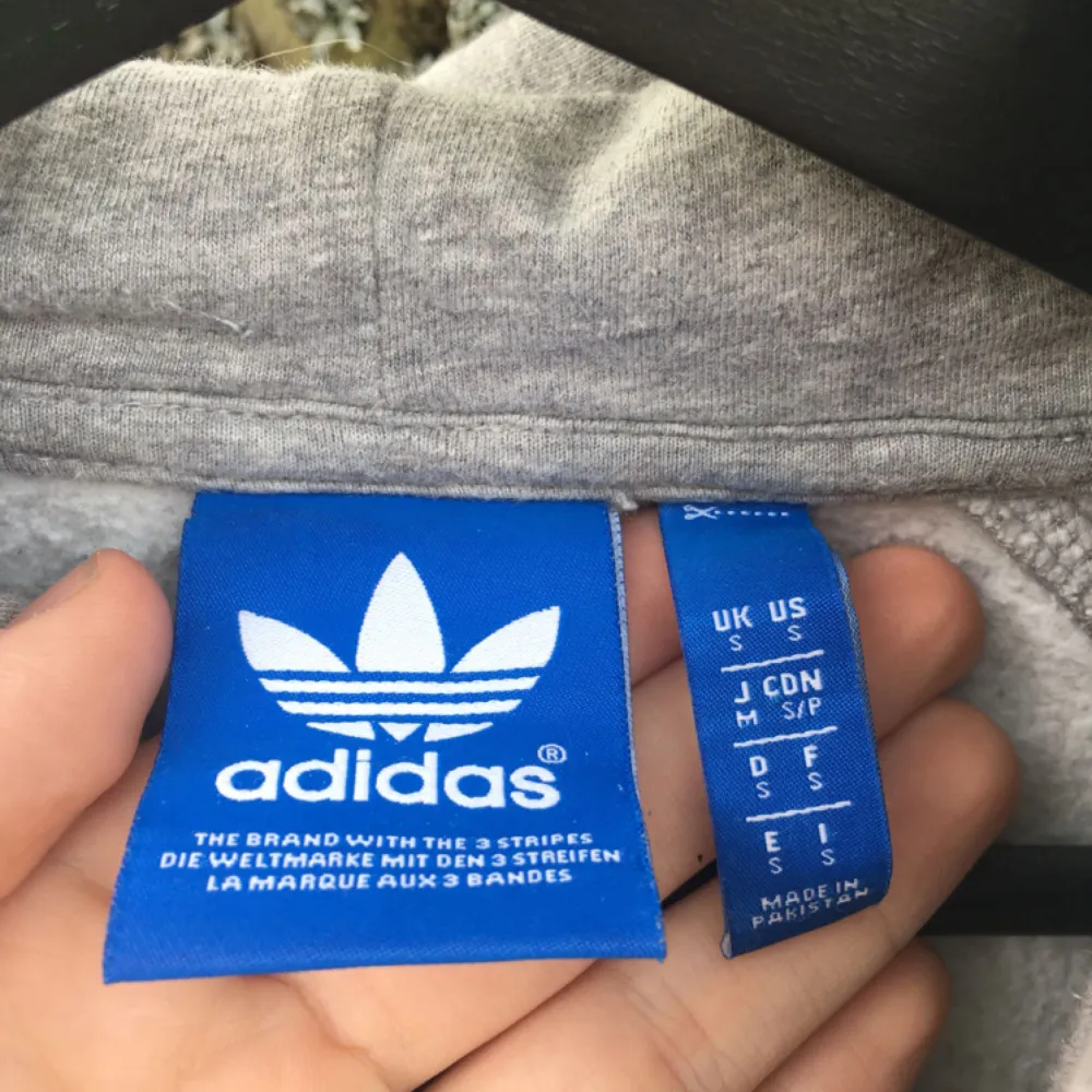 Grå hoodie från adidas i storlek S, najs nu till sommarkvällarna! 🌓 du står för frakt (pluss ungefär 50). Hoodies.