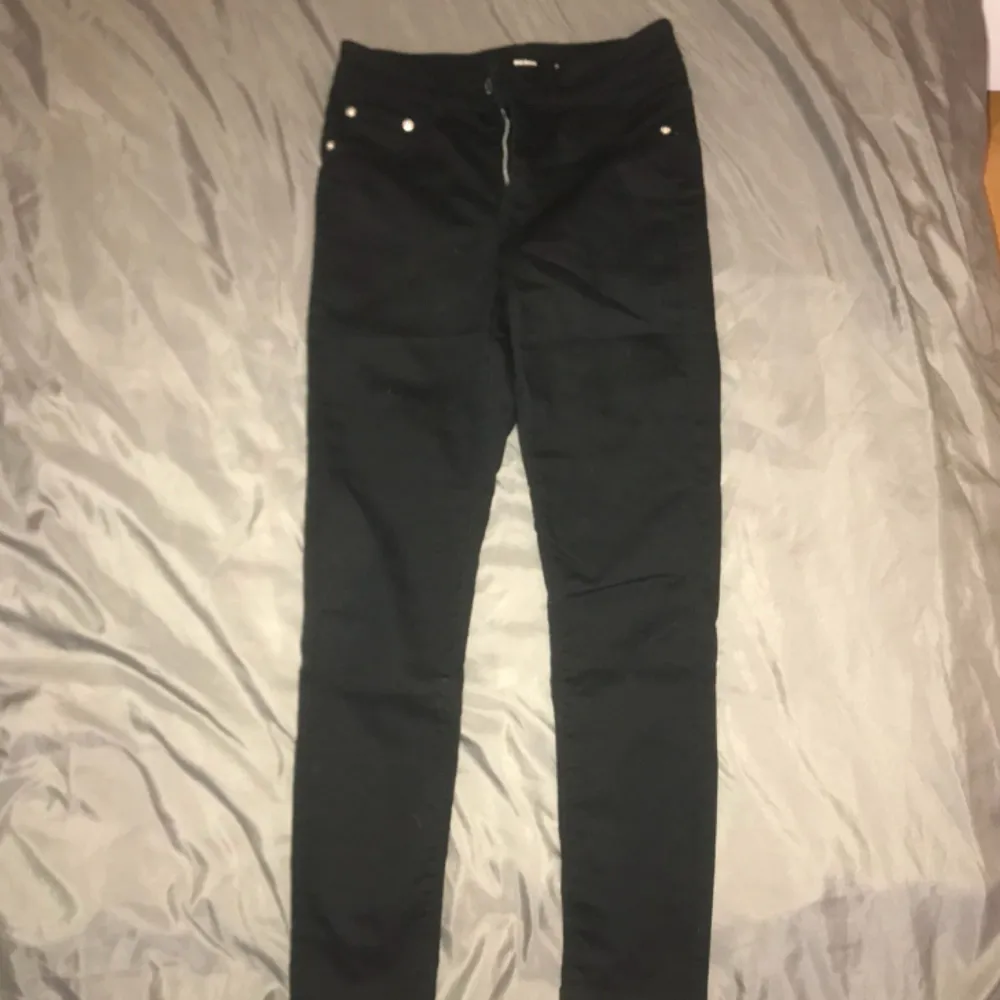 Fina svarta jeans från Bikbok. . Jeans & Byxor.