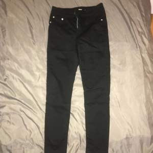 Fina svarta jeans från Bikbok. 