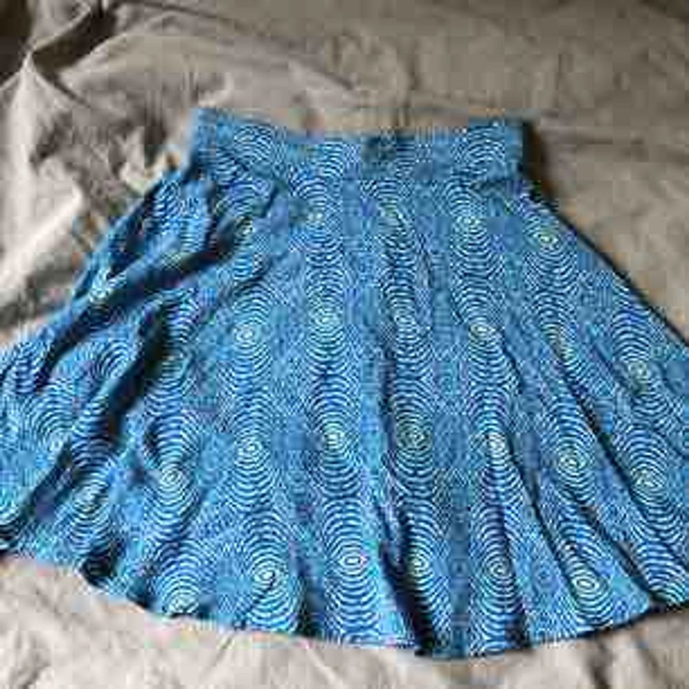 🦋Söt mönstrad kjol, köpt i Miami. Helt oanvänd med prislapp kvar. Kan mötas upp eller frakta (då står köparen för frakten) :). Kjolar.