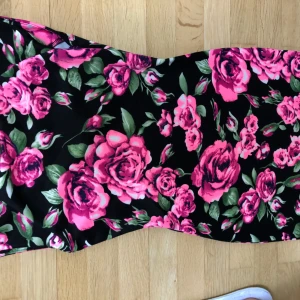  - Superfin blommig klänning i skönt material. Lite småbuffig på axlarna och sen tajt längst med