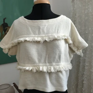  - Superfin bohemisk topp ifrån Lindex. Storlek small. Krämvit. Priset är inkl frakt!🌵☀️👩‍🌾🍄