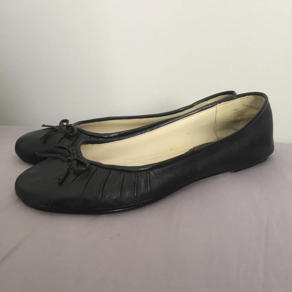 Vanliga svarta ballerinas. . Skor.