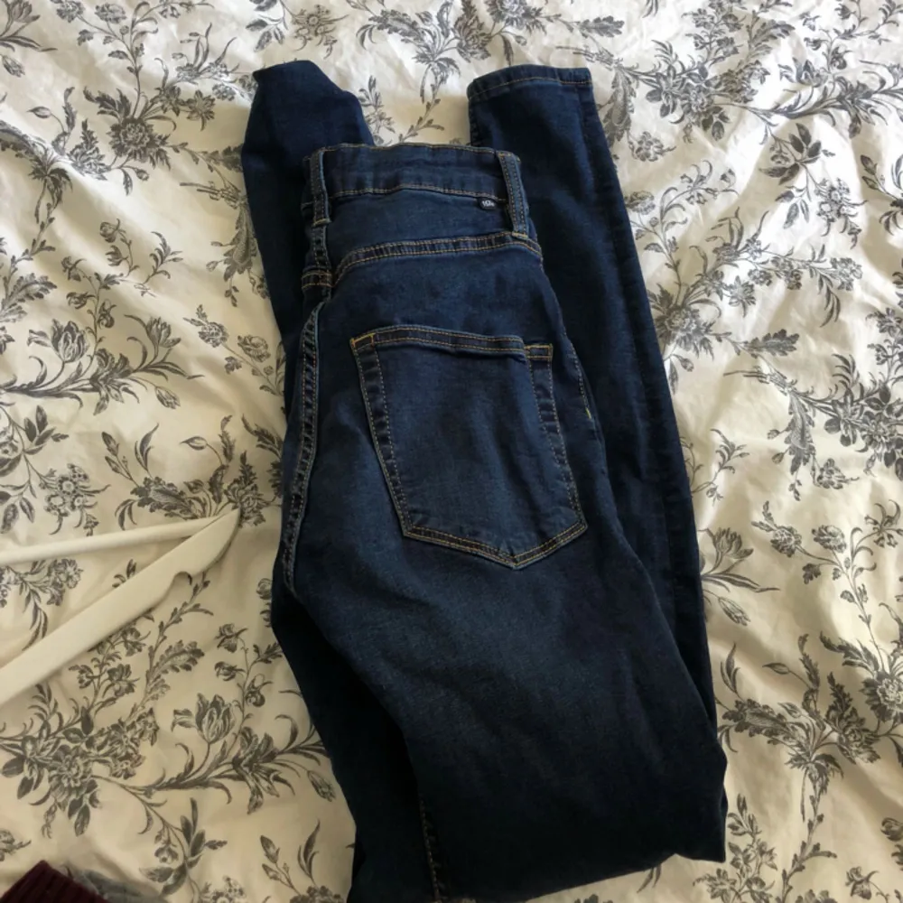 Skinny jeans från lager 157!! Formar sig såå fint efter kroppen, aldrig använda. . Jeans & Byxor.