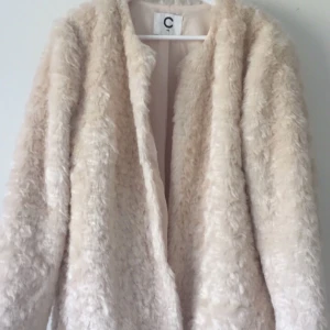  - Oanvänd pälsjacka ( fejk) i storlek 44 