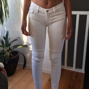 Aldrig använda äkta Armani exchange vita jeans. Nypris 1600 kr (inköpta i USA). Strl 27 (midja), skinny model, lågmidjade. Passar en s-m bäst. Väldigt fräscha och somriga, men tyvärr för små för mig.
