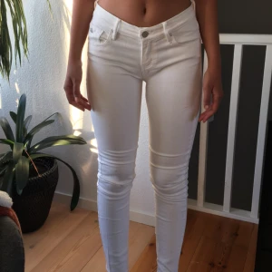  - Aldrig använda äkta Armani exchange vita jeans. Nypris 1600 kr (inköpta i USA). Strl 27 (midja), skinny model, lågmidjade. Passar en s-m bäst. Väldigt fräscha och somriga, men tyvärr för små för mig.