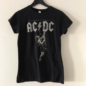  - Min älskade ACDC tröja som köptes i konserten passar inte mig då den är för liten. Den skulle kunna passa S/XS/M men har man storlek M så blir den tajt. Pris kan diskuteras. Frakt:39kr 💘