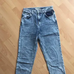 Ett par superfina Mom-jeans från Topshop i toppskick i storlek 28/32.