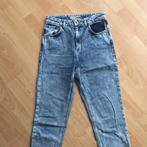  - Ett par superfina Mom-jeans från Topshop i toppskick i storlek 28/32.