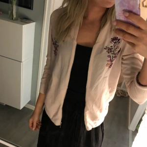  - Fin bomberjacka med blommor på