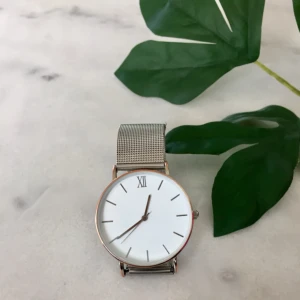  - Armbandet har blivit lite slitet men kan lämnas in för att bytas ut. 