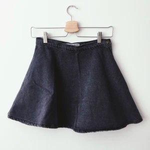  - Svart jeanskjol från American Apparel. Passar 34-36/XS-S. Kan skickas, mottagaren står för frakt. 🌸