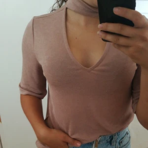  - Skimrande topp med choker från ginatricot. Aldrig använd, endast provad. 🌸