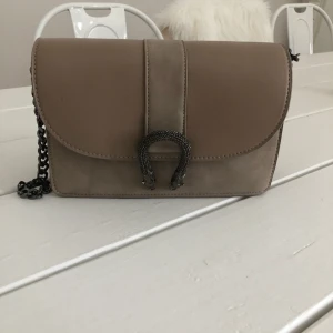  - Oanvänd väska med band runt, 200kr, köparn står för frakten. 