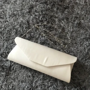  - En axelremsväska köpt från Zalando, använt 2 gånger. Superfin och passar till alla festliga tillfällen! Kan mötas upp och frakta 