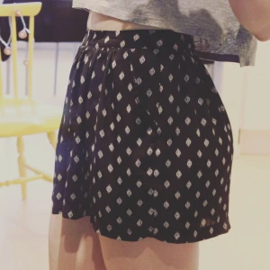  - Highwaist shorts i superskönt tyg som ser ut som en kjol när man har på sig dem ♡ Svarta med vitt mönster och fickor på framsidan. Midjan är smal och passar XS och möjligtvis storlek S. Frakt ingår i priset 110 kr. 