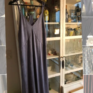  - Klänning från zara, ok skick. Fraktar mot kostnad, har katt.