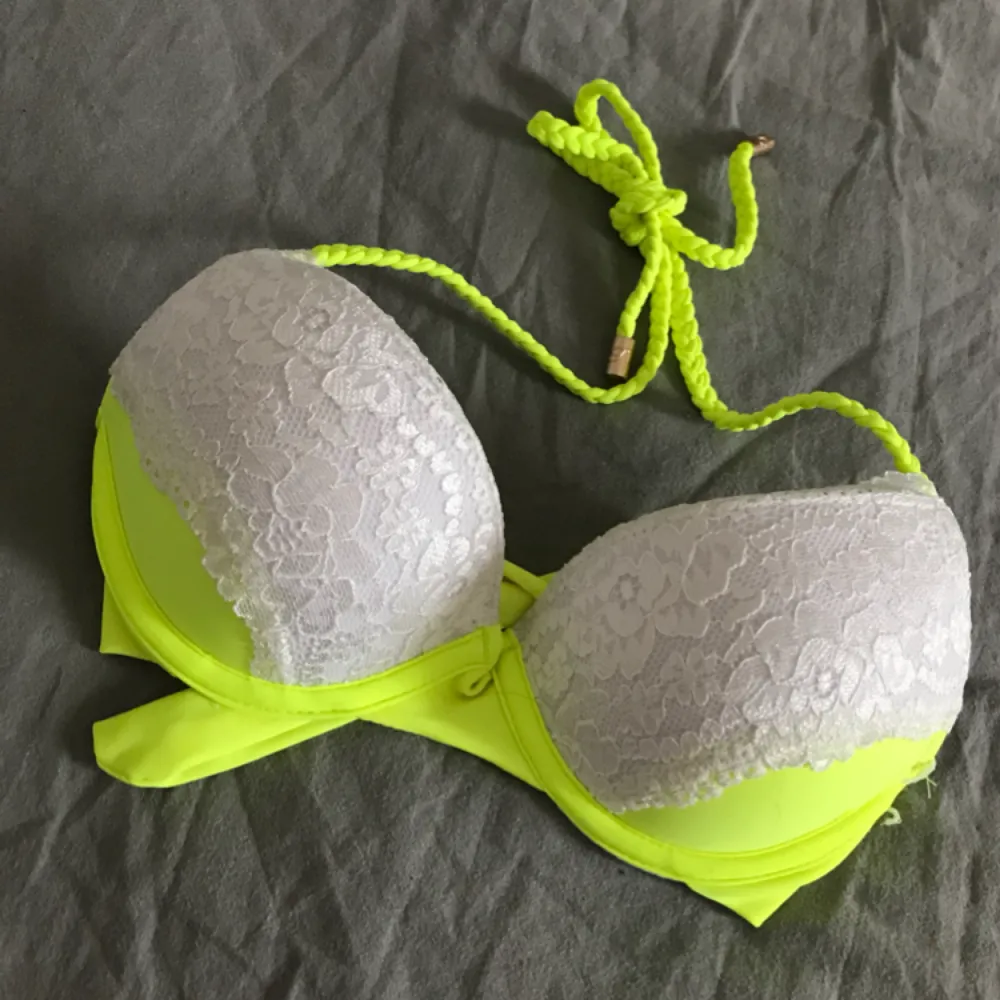 Elsaandrose bikini topp gul ,storlek XS skulle säga att den är som en XS/S ,aldrig använd säljer pga för liten ,pris 70 skicka pm vid intresse. Övrigt.