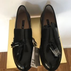  - Oanvända loafers från H&m. Äkta läder. Storlek 39.