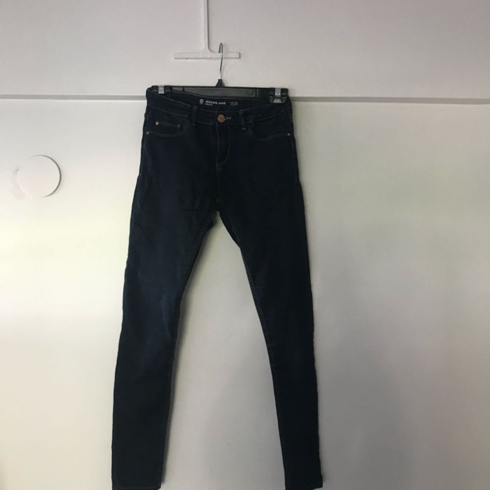 Fina byxor från jegging jade😃 tyvärr en liten fläck vid rumpan (Se bild 2). Frakt: 55👍🏼. Jeans & Byxor.