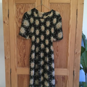  - Vintage sommarklänning med plisserad överdel och knyt i ryggen. Köpt på loppis i en liten by i södra Frankrike! Sååå fin.  Köparen står för frakten, eller hämtas vid KTH eller västertorp/mälarhöjden. Toppskick✨